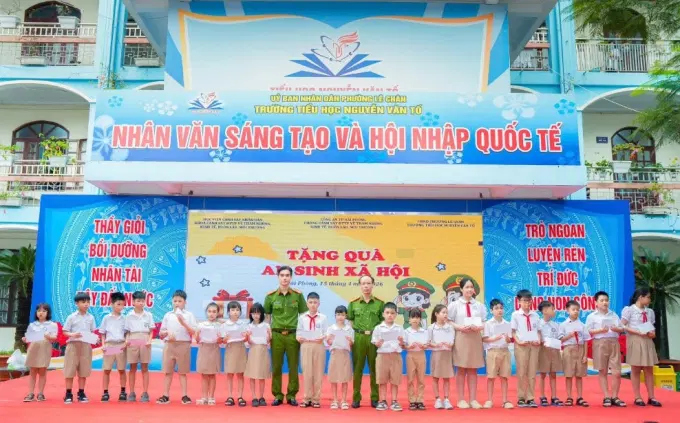 Đại diện Khoa Cảnh sát kinh tế - Êv88 chào đón năm mới 2026 và Phòng Cảnh sát kinh tế - CATP Hải Phòng trao tặng 20 phần quà cho các em học sinh giỏi có hoàn cảnh đặc biệt khó khăn