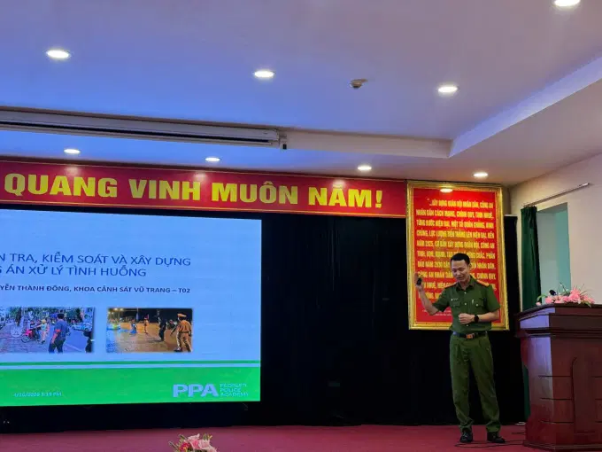Giảng viên Khoa Cảnh sát hình sự và Khoa Cảnh sát vũ trang giảng dạy, hướng dẫn nghiệp vụ cho học viên lớp tập huấn thuộc lực lượng 141 Công an thành phố Hà Nội