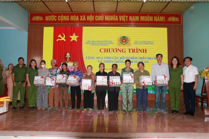 Đoàn trao quà cho các hộ gia đình có hoàn cảnh đặc biệt khó khăn trên địa bàn xã Thiên Nhẫn