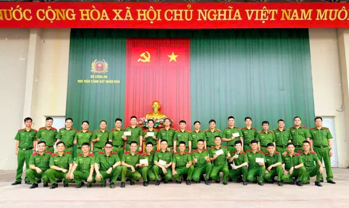 Đại diện Ban Tổ chức Hội thi trao giải cho các học viên đạt giải và chụp ảnh lưu niệm cùng học viên lớp B6LT40