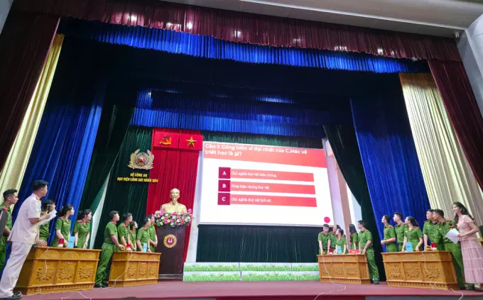 Thành viên các đội thi tham gia trả lời câu hỏi