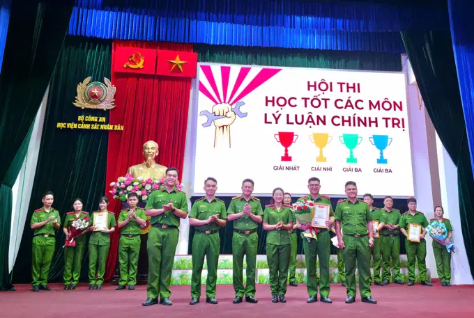 Đại diện lãnh đạo khoa LLCT&KHXHNV trao giải Nhất cho Đội thi số 2