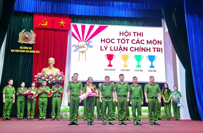 Đại diện Ban Giám khảo trao giải Nhì cho Đội thi số 3