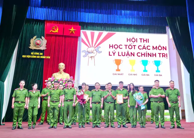 Đại diện Ban Giám khảo trao giải Ba cho Đội thi số 1 và Đội thi số 4