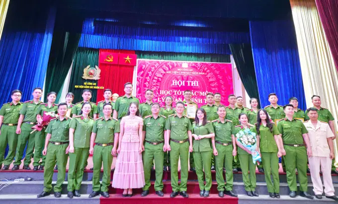 Ban Tổ chức, Ban Giám khảo chụp ảnh lưu niệm cùng các đội thi