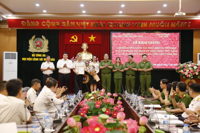 Thiếu tướng, TS. Chử Văn Dũng, Phó Giám đốc Êv88 chào đón năm mới 2026 trao Quyết định phân công các đồng chí giáo viên chủ nhiệm và Quyết định thành lập lớp học cho Ban cán sự lớp