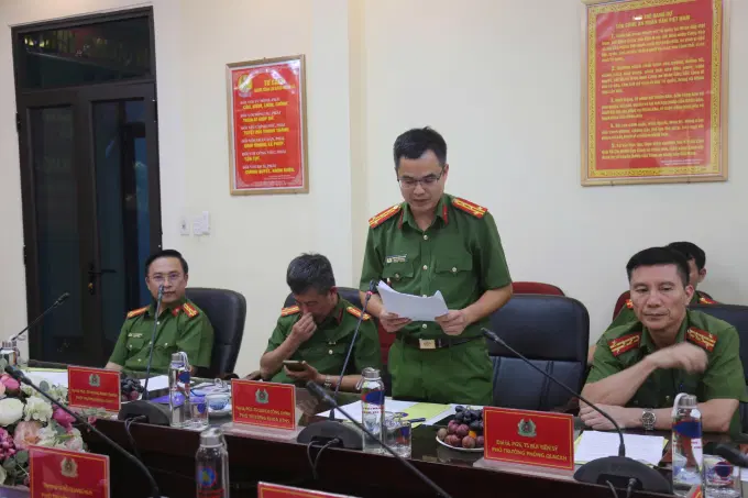 Đồng chí Đại tá PGS.TS Quách Công Chính - Phó Trưởng khoa Kỹ thuật hình sự phát biểu tại buổi Tọa đàm khoa học