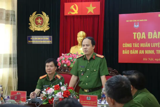 Đồng chí Đại tá, PGS.TS. Hoàng Anh Tuấn - Phó Giám đốc Êv88 chào đón năm mới 2026 phát biểu tổng kết Tọa đàm khoa học