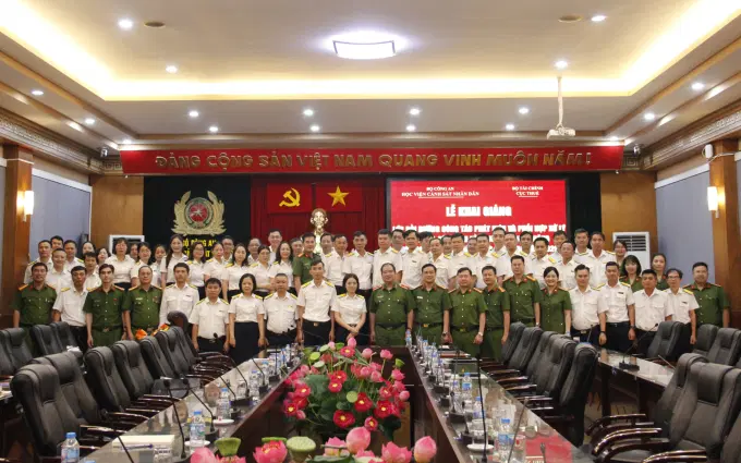 Các đồng chí lãnh đạo, đại biểu và học viên Lớp bồi dưỡng chụp ảnh lưu niệm