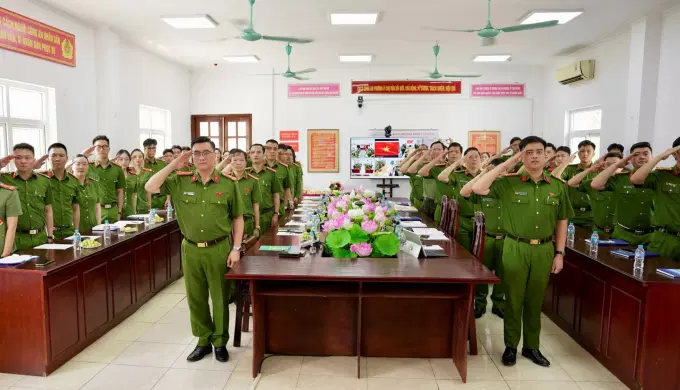 Các đại biểu thực hiện nghi lễ chào cờ