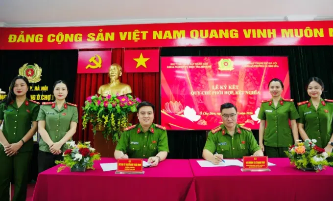 Đồng chí Thượng tá, PGS.TS Lê Quang Toàn và đồng chí Đại úy Nguyễn Duy Tuấn Minh thực hiện ký kết bản ghi nhớ kết nghĩa