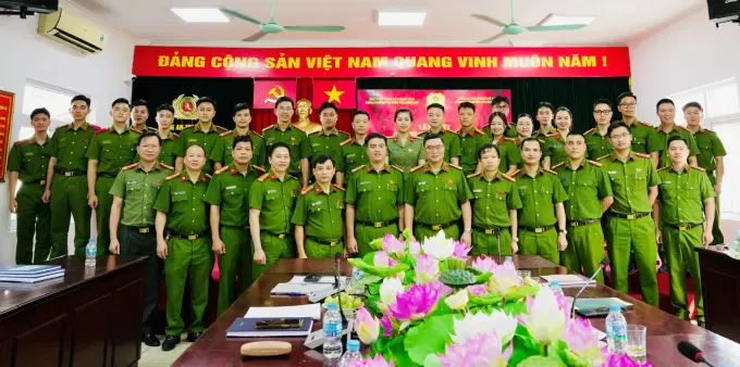 Các đại biểu chụp ảnh lưu niệm