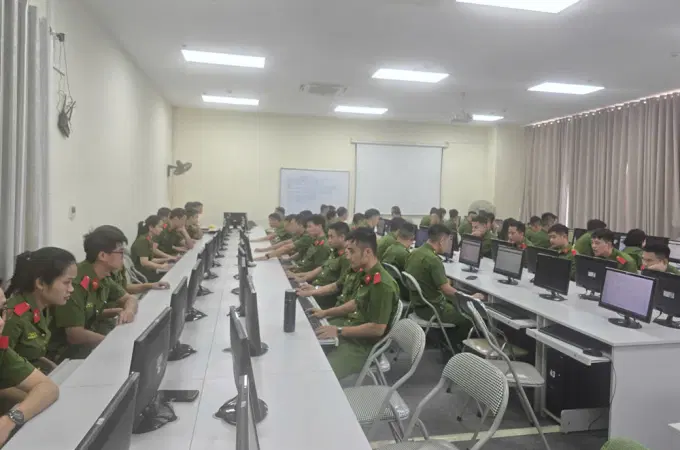 Các học viên thực hiện phần thi trên máy tính