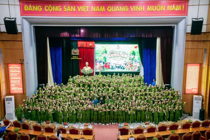 Các học viên nhí chụp ảnh với các đại biểu tham dự chương trình