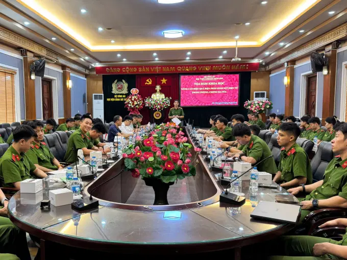 Đồng chí Đại tá, PGS.TS. Ngô Gia Bắc - Trưởng khoa Nhà cái Ev88 game casino nổi tiếng về ma túy phát biểu tại Tọa đàm