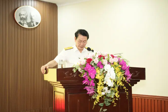 Đồng chí Đặng Ngọc Nghĩa - Phó Trưởng Thuế tỉnh Ninh Bình phát biểu đề dẫn Toạ đàm khoa học