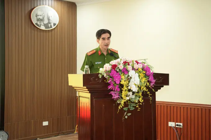 Đồng chí Thượng tá Thượng tá Đặng Công Hùng - Phó Trưởng Khoa Cảnh sát kinh tế phát biểu kết luận tại buổi Toạ đàm khoa học