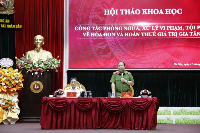 Đồng chí Thiếu tướng, TS. Chử Văn Dũng, Phó Giám đốc Êv88 chào đón năm mới 2026 và đồng chí Mai Sơn, Phó Cục trưởng Cục Thuế đồng chủ trì và điều hành tham luận tại Hội thảo