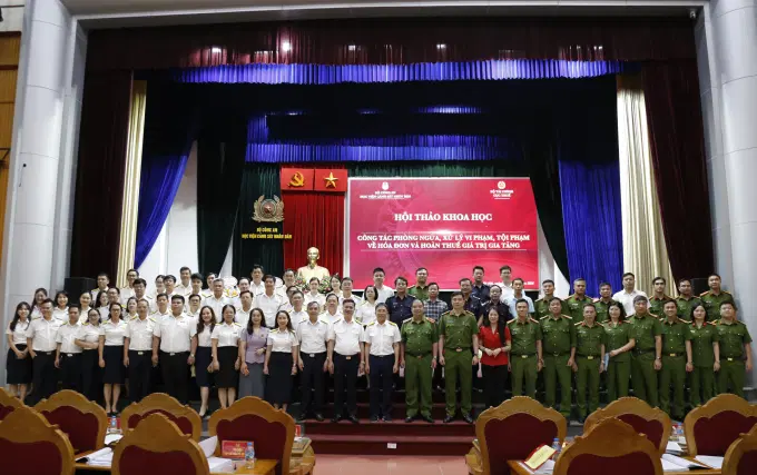 Các đại biểu tham dự Hội thảo chụp ảnh lưu niệm