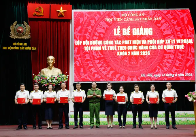 Thiếu tướng, TS. Chử Văn Dũng, Phó Giám đốc Link Đăng Ký, Đăng Nhập EV88.com trao chứng chỉ hoàn thành khóa học cho các học viên