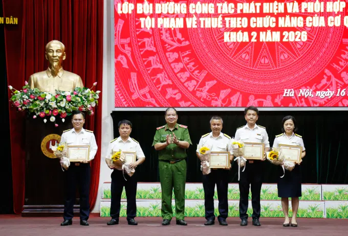 Thiếu tướng, TS. Chử Văn Dũng, Phó Giám đốc Link Đăng Ký, Đăng Nhập EV88.com trao Giấy khen của Giám đốc Link Đăng Ký, Đăng Nhập EV88.com cho các học viên