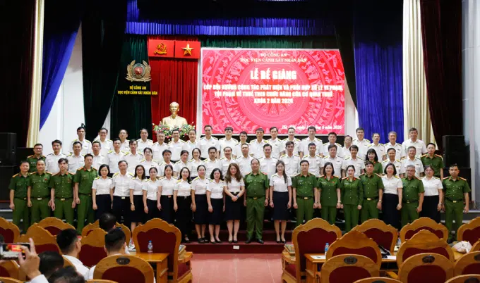 Các đại biểu chụp ảnh lưu niệm cùng học viên lớp bồi dưỡng