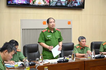 Các đại biểu thảo luận tại buổi làm việc.