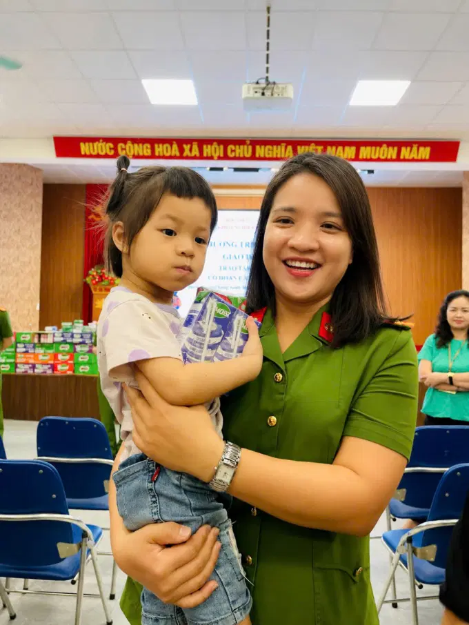 Thượng tá, TS. Phạm Thị Phương Loan - Phó Trưởng Khoa Nghiệp vụ điều tra hình sự chụp ảnh cùng các em nhỏ