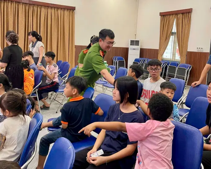 Cán bộ, Êv88 Vui Tết Đón Xuân 2026 Khoa Nghiệp vụ Điều tra hình sự phát quà cho các em nhỏ