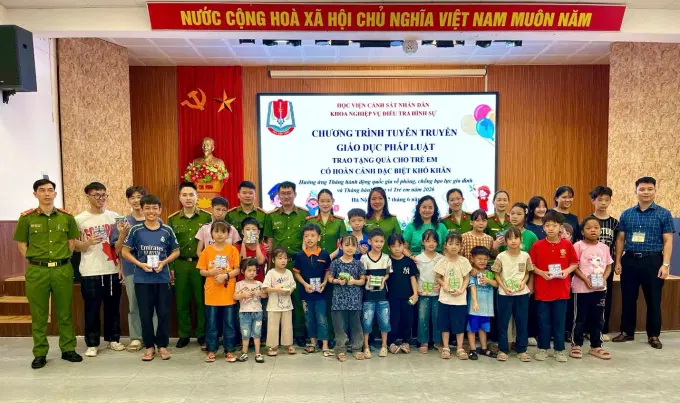 Cán bộ, Êv88 Vui Tết Đón Xuân 2026 Link Đăng Ký, Đăng Nhập EV88.com chụp ảnh lưu niệm cùng đại diện Làng trẻ em Birla và các em nhỏ
