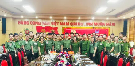 Đoàn công tác trao tặng quà và chụp ảnh lưu niệm cùng cán bộ, chiến sĩ Công an tỉnh Nghệ An