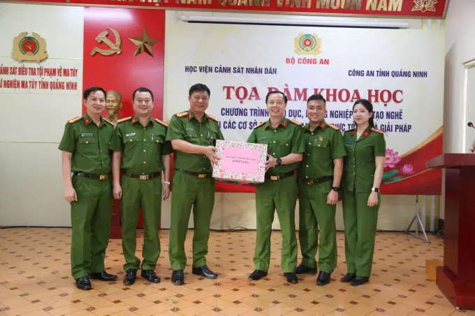 Khoa Nhà cái Ev88 game casino nổi tiếng về ma tuý trao quà cho các cơ sở cai nghiện thuộc Công an tỉnh Quảng Ninh