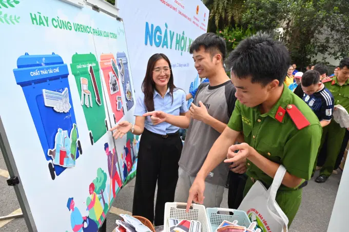 Học viên khóa D48 tích cực tham gia các hoạt động hướng dẫn và hỗ trợ nhân dân phân loại rác thải