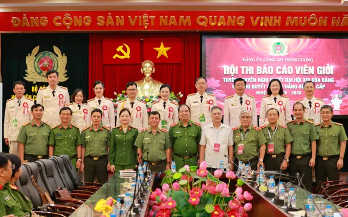 Các đại biểu và các thí sinh chụp ảnh lưu niệm