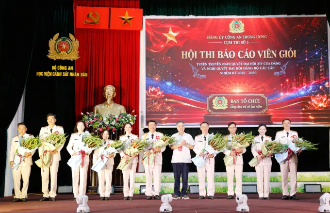 PGS.TS. Nguyễn Viết Thông, nguyên Phó Trưởng Ban Tuyên giáo Trung ương, nguyên Tổng Thư ký Hội đồng Lý luận Trung ương tặng hoa các thí sinh trong Cụm thi số 5