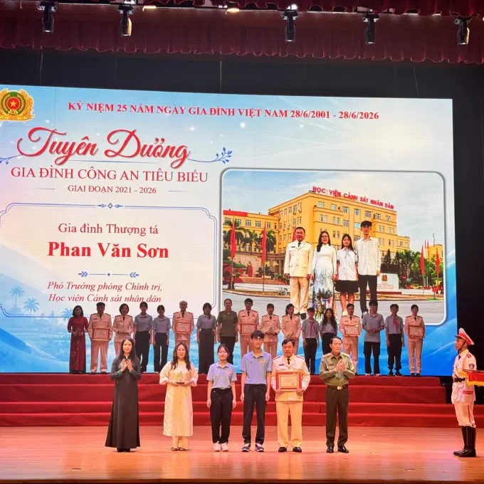 Gia đình Thượng tá Phan Văn Sơn được tuyên dương Gia đình Công an tiêu biểu giai đoạn 2021-2026