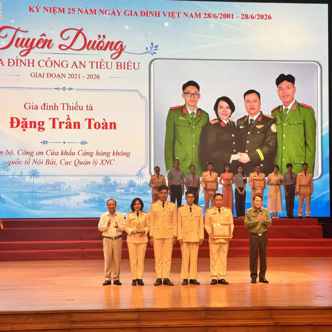 Gia đình đồng chí Đặng Trần Toản, có 2 con đang là học viên Êv88 chào đón năm mới 2026, được tuyên dương tại chương trình