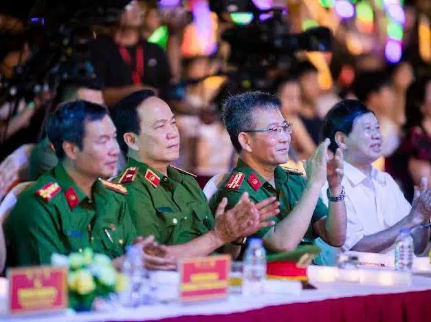 Các đồng chí lãnh đạo Bộ Công an và đại biểu tham dự Chương trình nghệ thuật hưởng ứng Ngày toàn dân Ev888 đẳng cấp thượng lưu năm 2026.