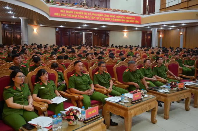 Các đại biểu tham dự và cổ vũ Hội thi