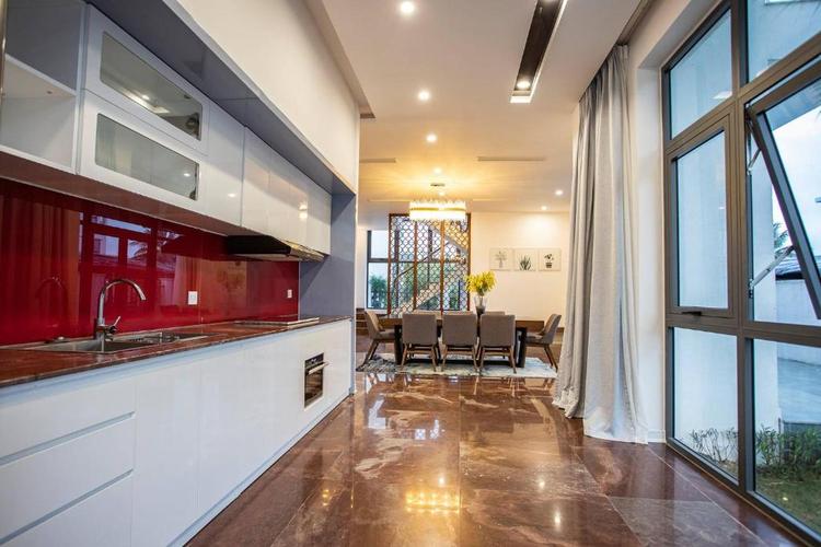 Các đội thi tham gia phần thi kiến thức, thuyết trình và xử lý tình huống bằng tiếng Anh