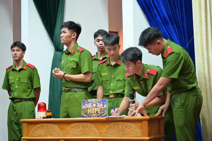 Các đội thi tham gia phần thi kiến thức, thuyết trình và xử lý tình huống bằng tiếng Anh