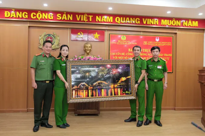Tập thể lớp tặng quà lưu niệm cho Phòng Cảnh sát hình sự, Công an tỉnh Quảng Ngãi