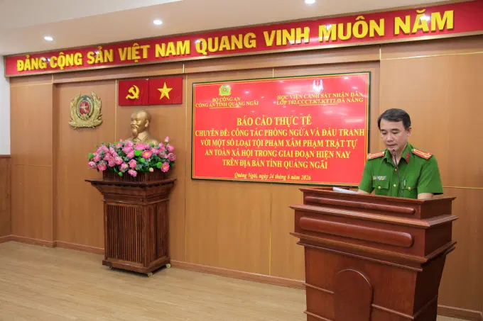 Đại diện Phòng Cảnh sát hình sự, Công an tỉnh Quảng Ngãi báo cáo chuyên đề cho học viên lớp học