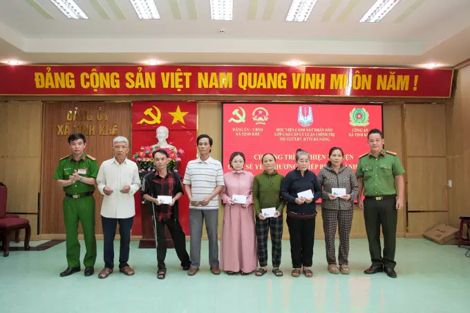 Tập thể lớp trao quà cho các hộ gia đình có hoàn cảnh khó khăn trên địa bàn xã Tịnh Khê