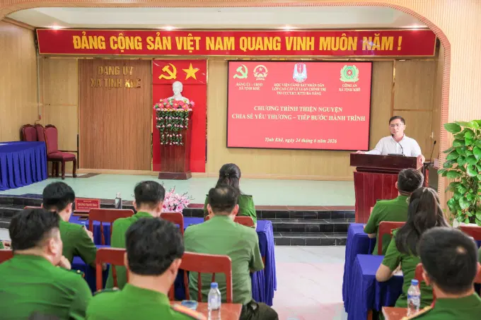 Tập thể lớp tổ chức chương trình thiện nguyện tại xã Tịnh Khê, tỉnh Quảng Ngãi