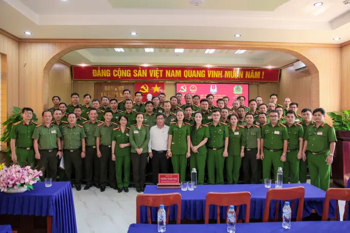 Các đại biểu và học viên lớp học chụp ảnh lưu niệm tại chương trình