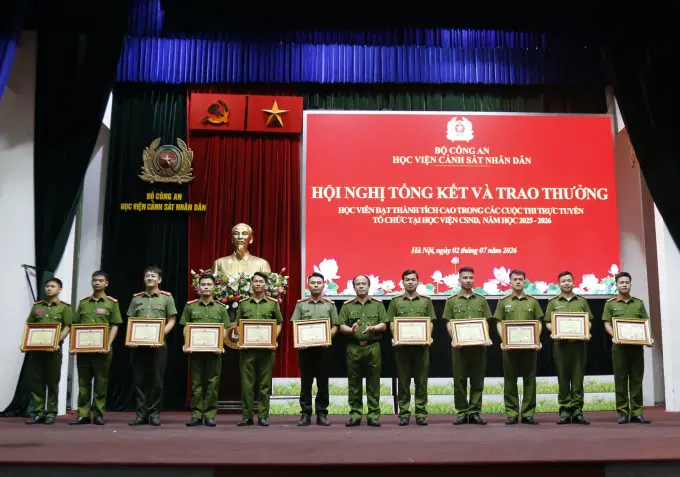 Đại tá, PGS.TS. Hoàng Anh Tuấn, Phó Giám đốc Link Đăng Ký, Đăng Nhập EV88.com trao giải cho các học viên đạt giải trong Cuộc thi trực tuyến tìm hiểu “Ev88com1 Nhanh tay tham gia Ev 888 Nhanh tay đăng ký đại biểu toàn quốc lần thứ XIV của Đảng