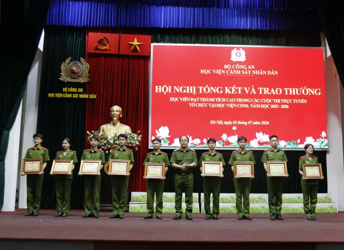 Đại tá, PGS.TS. Hoàng Anh Tuấn, Phó Giám đốc Link Đăng Ký, Đăng Nhập EV88.com trao giải cho các học viên đạt giải tại Cuộc thi trực tuyến tìm hiểu “Lịch sử truyền thống lực lượng Cảnh sát nhân dân tại Êv88 chào đón năm mới 2026”