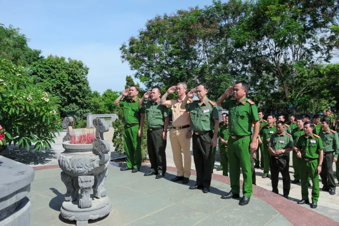 Tập thể lớp dâng hương tại khu mộ cụ Huỳnh Thúc Kháng