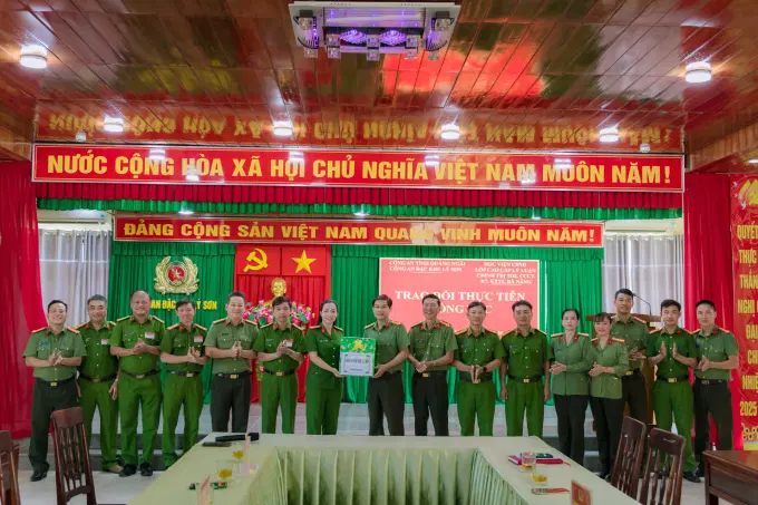 Tập thể lớp nghe báo cáo thực tế về tình hình ANTT cấp cơ sở và tặng quà cảm ơn Công an đặc khu Lý Sơn